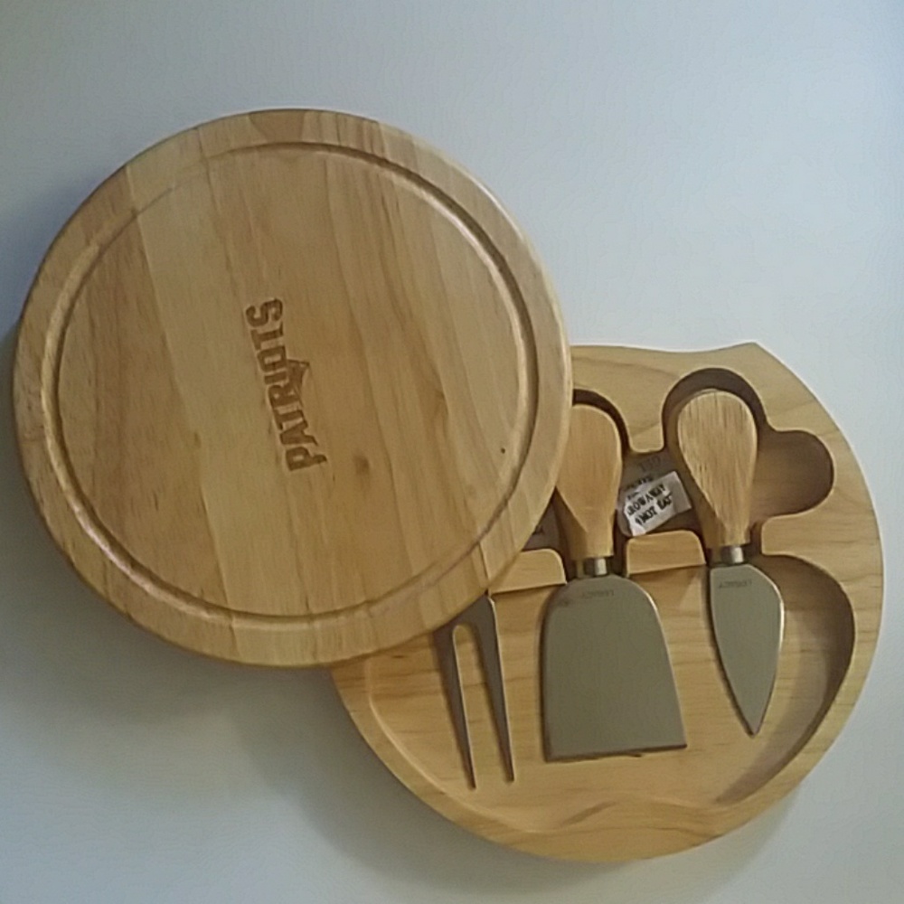PATRIOTS Picnic Time NFL Team Brie Cheese Set